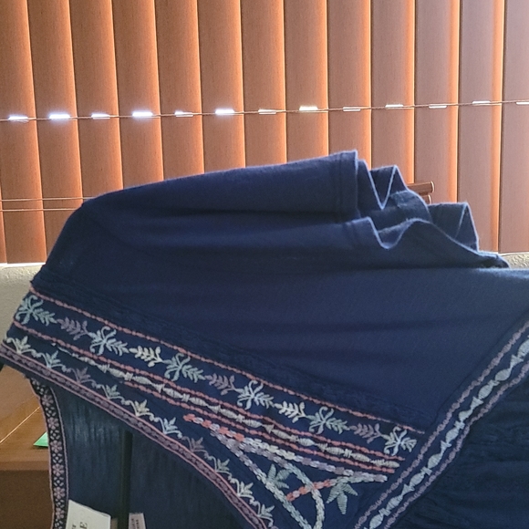 Blue Knox Rose V-neck Blouse - Picture 4 of 8